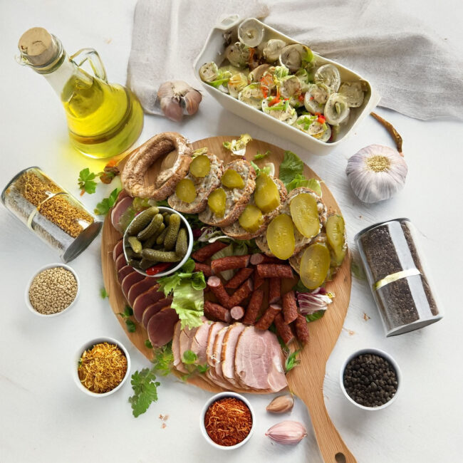 manufaktoria-deska-wędlin-na-jasnym-tle